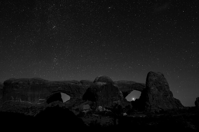 Astro-Photo, Hiking and Stargazing Tour in Arches National Park - The big moment: Milky Way + arches acting like picture frames