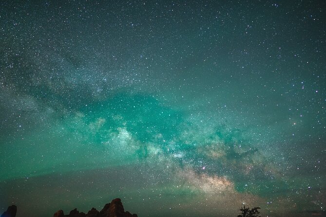 Astro-Photo, Hiking and Stargazing Tour in Arches National Park - Cool night air and zero-crowd advantage
