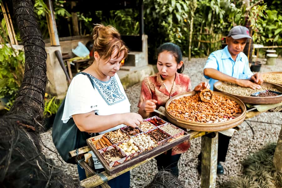 Bali: Mount Batur Sunrise Guided Hike and Natural Hot Spring - Stop 4: coffee plantation in Temen village