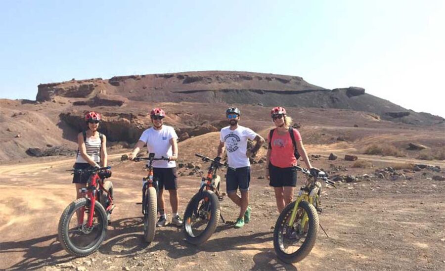 Caleta de Fuste/Corralejo: Guided E-Bike Tour & Crater Hike - North-coast return: beaches, Playa El Mejillón, and the Lanzarote/Lobos glimpse
