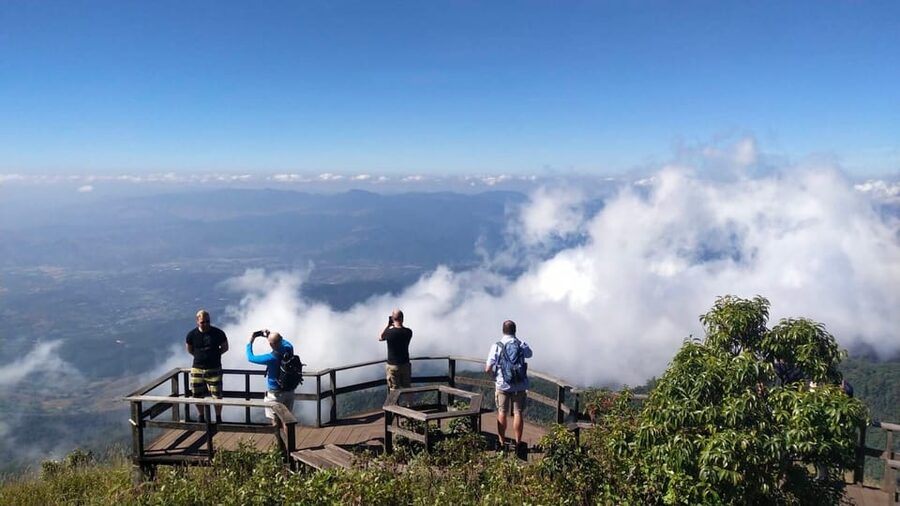 Chiang Mai: Doi Inthanon Park with Kew Mae Pan Hike Day Trip - King and Queen Twin Pagodas: Architecture, Calm Water, and Photo Angles