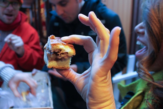 Chicago-Style Holiday Hike: Festive Food and Walking Tour - State Street Lights, Macy’s Decor, and the Chicago Hot Dog Shortcut