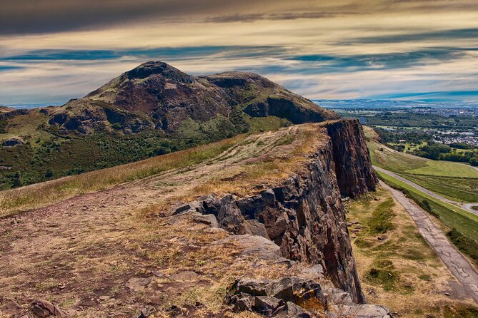 Edinburgh: Arthur's Seat Hike with Local Guide - Meeting at Holyroodhouse: timing and the bathroom reality