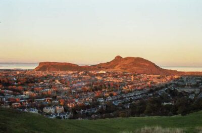 Edinburgh: Arthur's Seat Sunset Hike - Meeting at Holyroodhouse: start in the right place