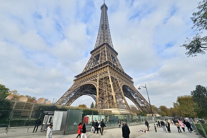 Eiffel Tower Guided Tour Access by Elevator 2nd Floor and Summit - Security lines and elevator hiccups: how to manage expectations