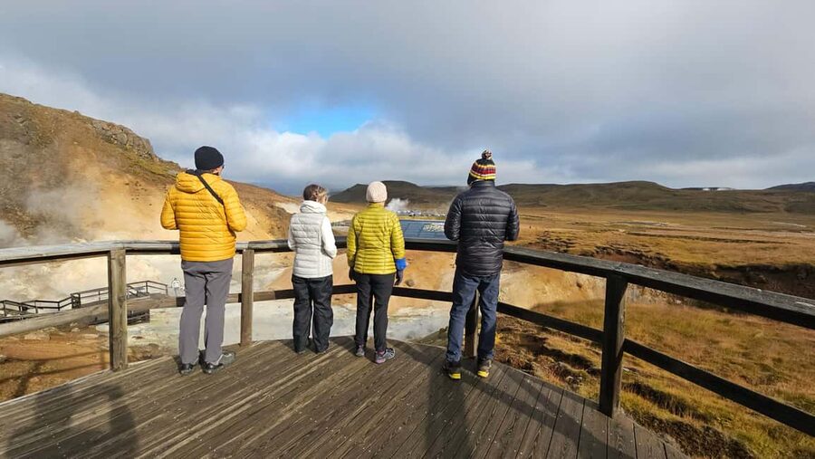 Fagradalsfjall Volcano Hike – Small Group with Local Guide - Local Guides From Grindavík and Keflavík: What You Gain Over Self-Guiding