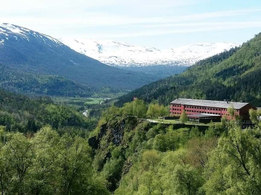 Flåm: Tvinde Waterfalls, Stalheimskleiva Hike & Gudvangen - Flåm Start and the Big Fjord Setup