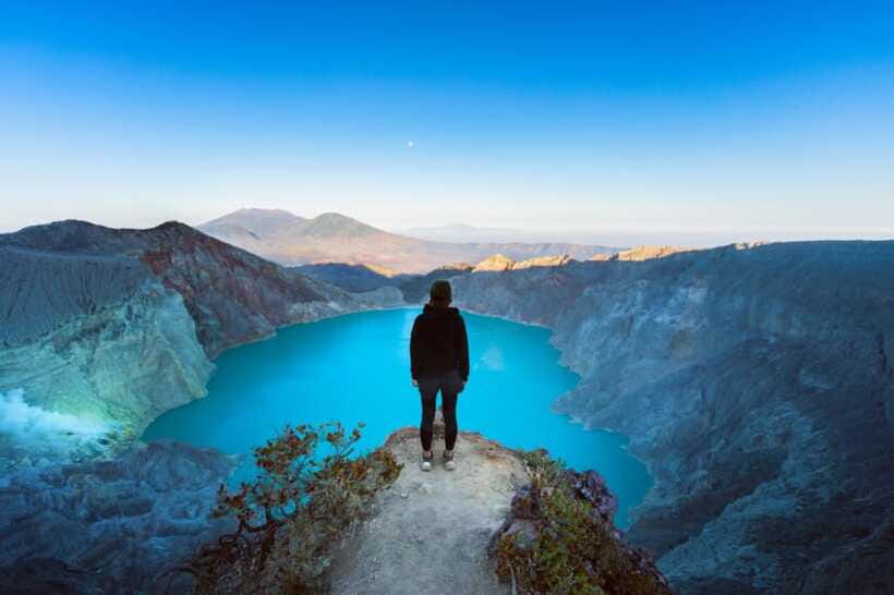 From Bali: Ijen Volcano Sunrise Hike with Transfer & All Fee - Sunrise over Java’s acid lake: why the timing feels magical