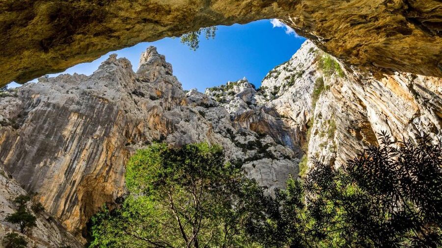 From Cala Gonone: Gorropu hiking with lunch - Starting in Cala Gonone: the off-road ride into Supramonte