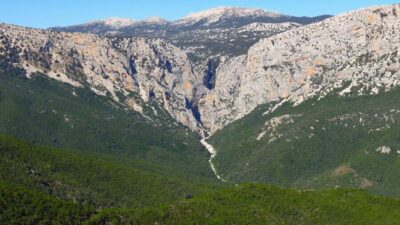 From Cala Gonone: Gorropu hiking with lunch - The riverbed walk: where Gorropu starts to show