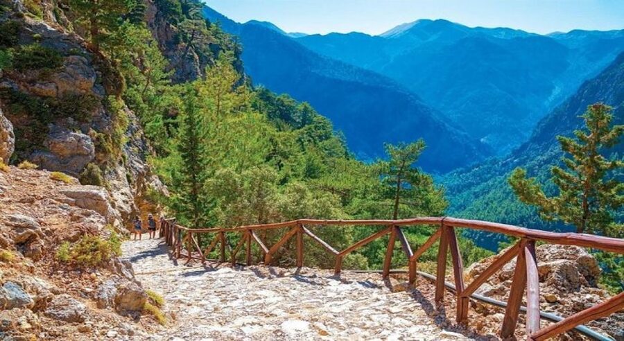 From Chania/Rethymno: Samariá Gorge Guided Hike with Pickup - The main hike: 16 km through canyon walls and spring-fed moments