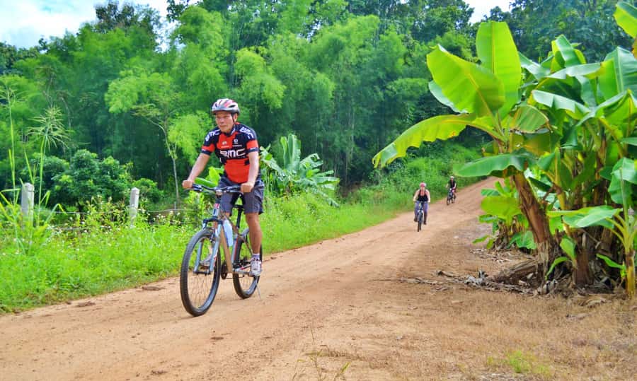 From Chiang Mai: Mae Taeng Valley Hike & Bike Day Trip - The 40-minute transfer down the valley