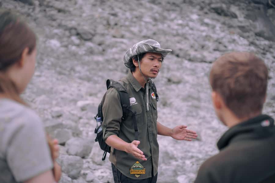 From Medan: Mount Sibayak Sunrise Hike & Natural Hot Spring - Berastagi Breakfast and Fruit Market Stop