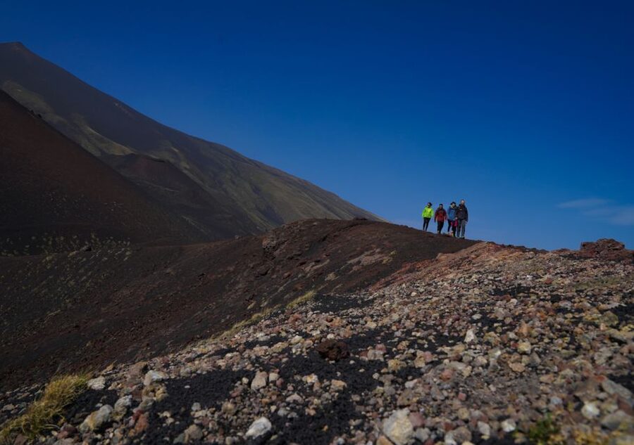 From Syracuse: Mount Etna Guided Morning Hike & Food Tasting - Mount Etna from Syracuse: a managed morning that pays off
