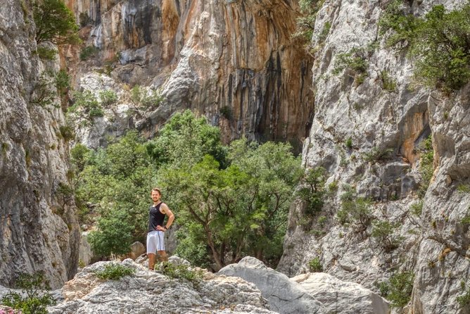 Gorropu canyon guided hike - Inside Gola di Gorropu: the wall-walk, the boulders, and the color sections