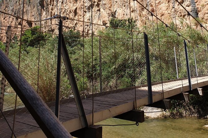 Hike Hanging Bridges and Canyon Túria - Chulilla - OFFICIAL GUIDE - Following the stone-pile waymark to prehistoric cave rock paintings