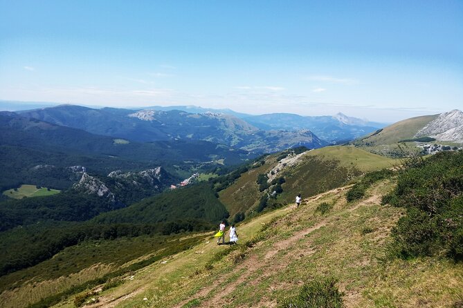 Hike the heart of the Basque country - Circular hike and mini-yoga: why the day ends with your muscles, not just your phone