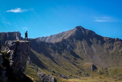Hiking between Bosnia and Herzegovina - Sarajevo start: pickup, timing, and how the days are paced