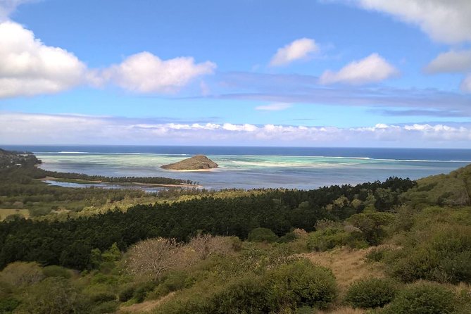 Hiking Le Morne Brabant - Shoe grip, slippery rock, and the “be honest with yourself” test
