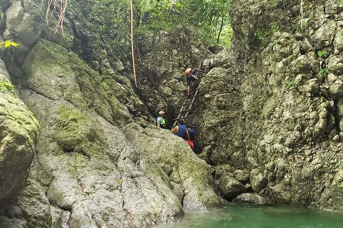 Hiking Tabernacle Thundering Waterfall in Dominican Republic - Los Cacaos town stop: why the quick park break is worth it