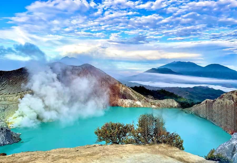 Ijen Crater Blue Fire Night Hike - Night hiking to the rim: headlamp life and the slippery parts
