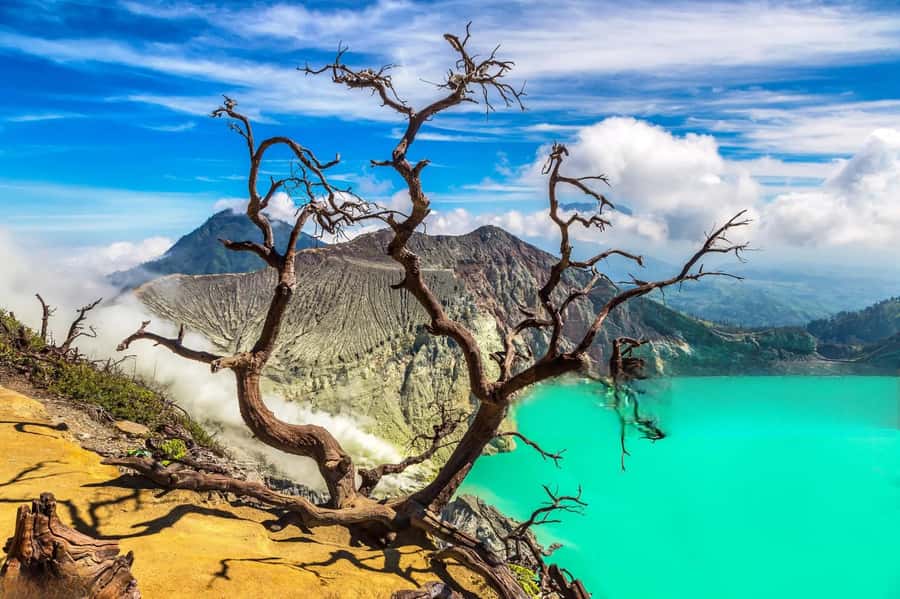 Ijen Crater Blue Fire Night Hike - Sunrise at Ijen: the lake’s turquoise-green shift