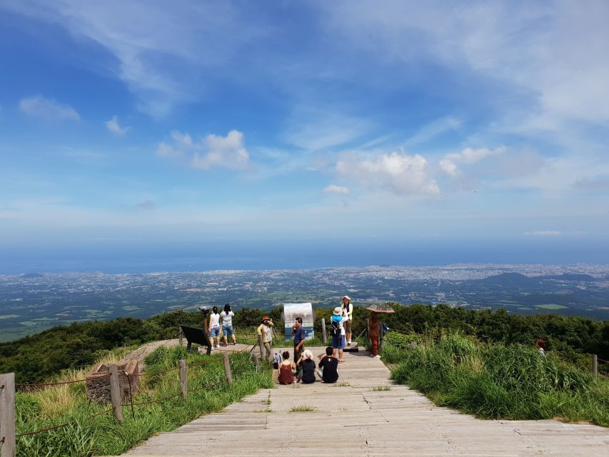 Jeju: Mt. Hallasan Hike and UNESCO Sites Day Tour - Group size, pickup limits, and why the guide matters