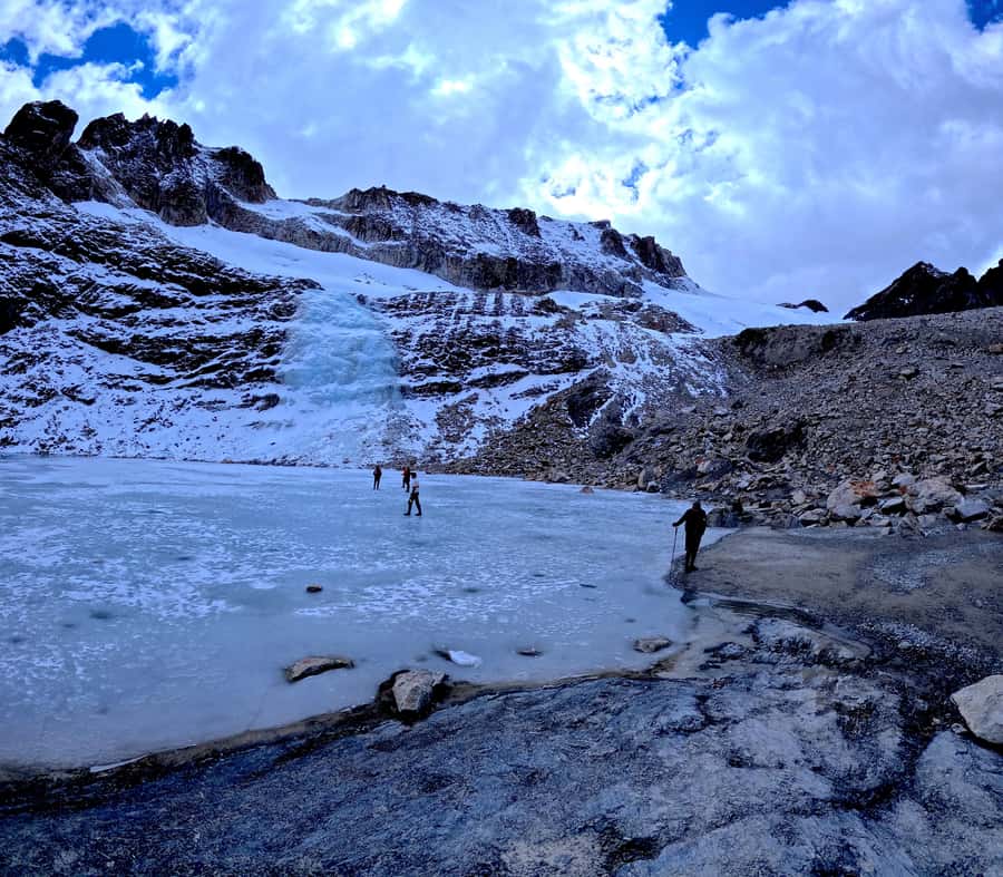 La Paz: Charquini Mountain Guided Hike - Laguna time: staying safe and comfortable at 5,000m