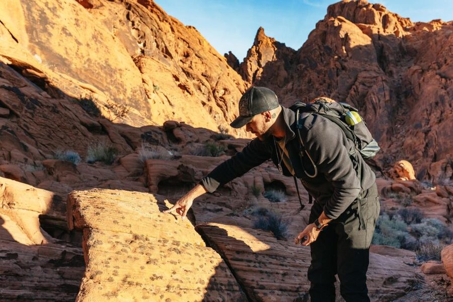 Las Vegas: Valley of Fire Guided Hike with Drinks and Snacks - Snacks, Drinks, and Heat Reality Checks