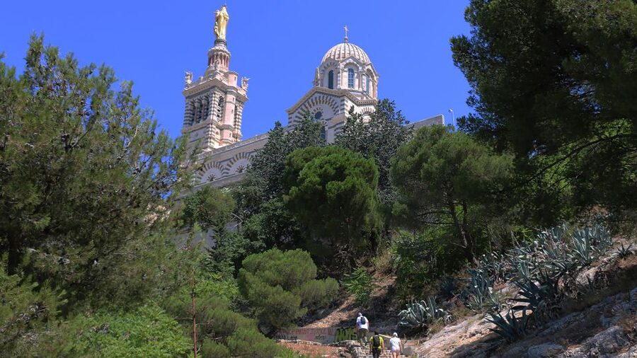 Marseille: Urban Hiking Tour with a Local Guide - Waterfront momentum: Pharo, Catalans, and the sea-level Marseille