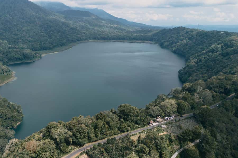 Munduk: Twin Lake Jungle Hike, Ulun Danu Temple, & Waterfall - Canoe ride across Tamblingan Lake: calm water after muddy steps