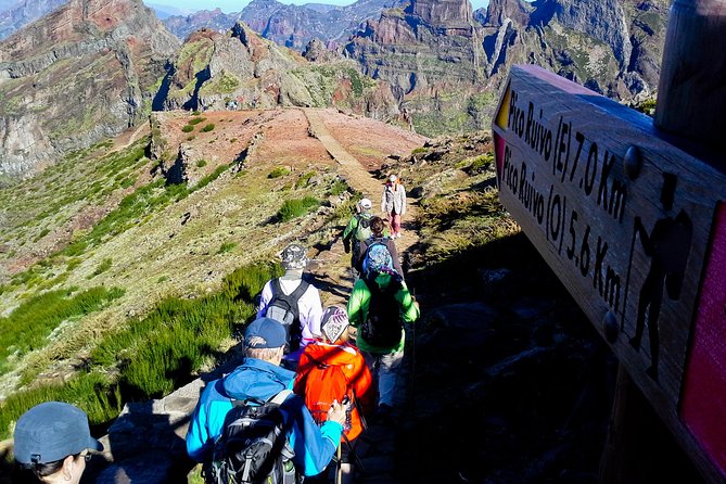 Pico do Areeiro to Pico Ruivo (PR 1) - Hiking Tour in Madeira - Pico Ruivo finish: the 360° moment and how to enjoy it safely