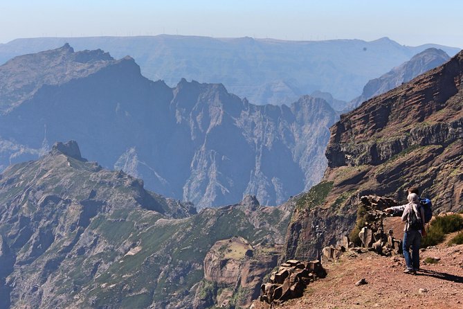 Pico do Areeiro to Pico Ruivo (PR 1) - Hiking Tour in Madeira - Pico do Areeiro start: altitude, a possible bar stop, and a calm kickoff