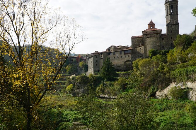 Private Pre-Pyrenees Medieval Village Hike from Barcelona - The guides bring the region to life (Catalan culture, plants, geology)