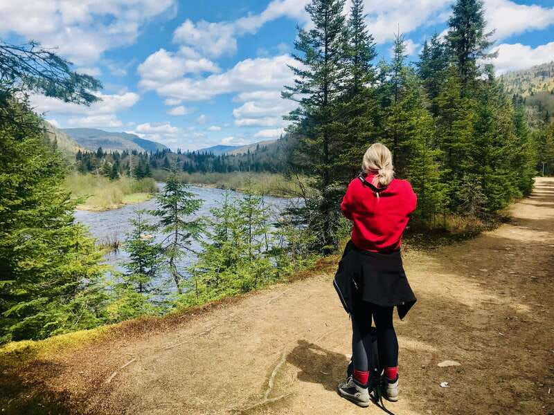 Quebec City: Guided Hike in Jacques-Cartier National Park - What the guide actually does on the trail