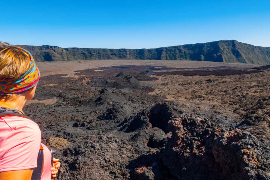 Réunion: Piton de la Fournaise Volcano off trail Hike - Fresh cones and craters (2019–2020 eruptions) off the track