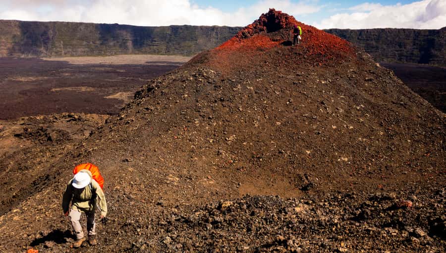 Réunion: Piton de la Fournaise Volcano off trail Hike - If an eruption changes the plan: Enclosure closures and plaine des Sables