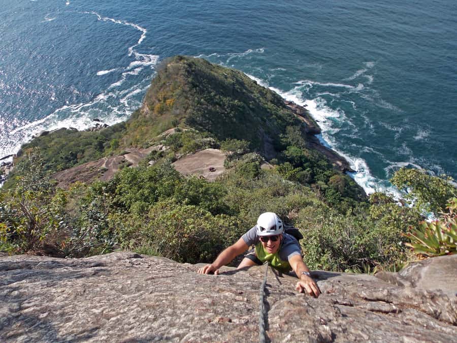 Rio de Janeiro: Sugarloaf Mountain Hike and Climb - First views fast: Pista Claudio Coutinho and the Guanabára Bay payoff