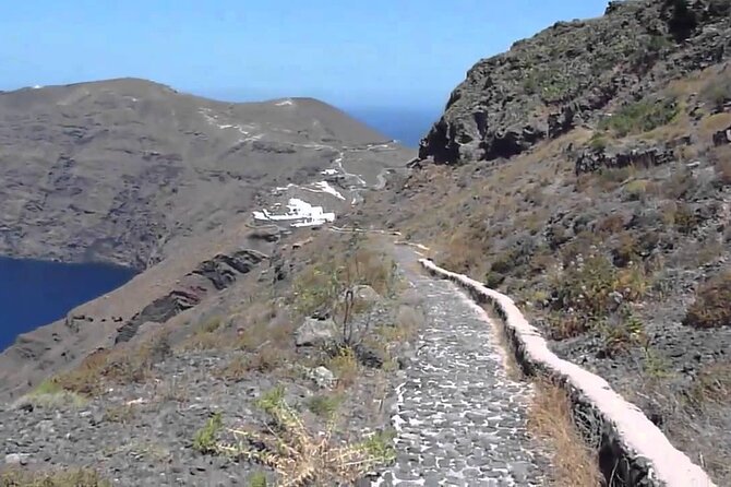 Santorini Caldera Walk Hiking Experience Fira-Oia - Guides: why the human layer matters on a cliffside path