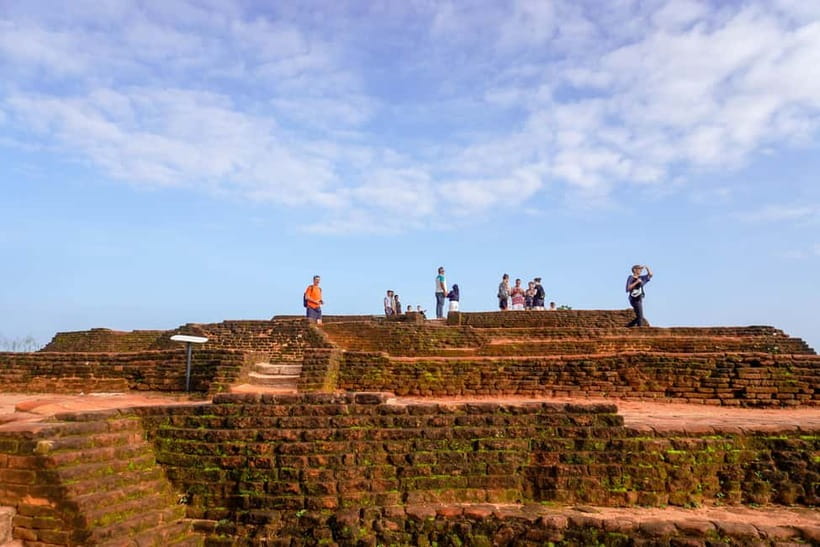 Sigiriya Lion Rock Hike & Minneriya National Park Safari - Lunch break: a 1-hour pause that keeps the rest of the day enjoyable