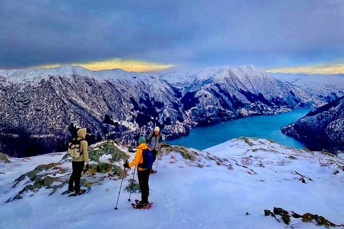 Snowshoe hiking in Bergen - Public tour - From Strandkaien to winter quiet: how the day really starts