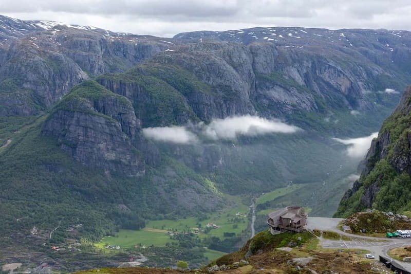 Stavanger: Kjerag Summer Hike with Packed Lunch - The best timing: reaching the boulder before the big wave