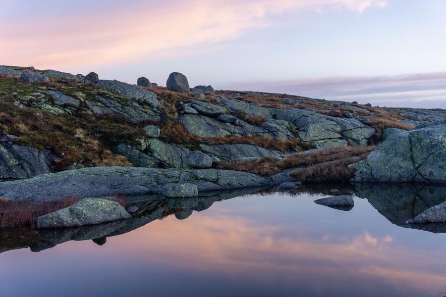 Stavanger: Off-Season Hike to Kjerag + Packed Lunch - Kjeragbolten: turning the famous photo into a safer, more confident stop