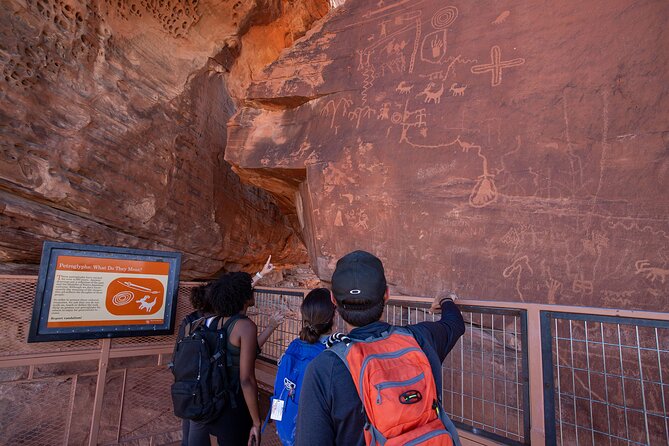 Valley of Fire Guided Hiking Tour and Mojave Desert Adventure - Rainbow Vista and Mouse’s Tank: views plus a story trail