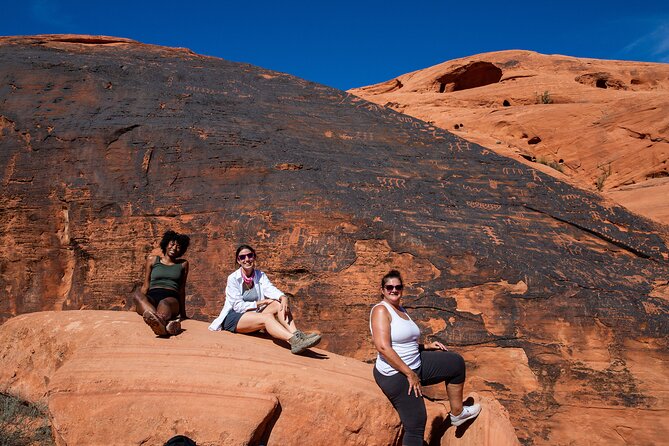 Valley of Fire Guided Hiking Tour and Mojave Desert Adventure - Elephant Rock loop: the iconic arch formation