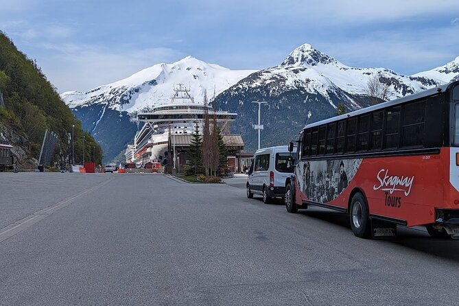 Yukon Husky Puppy Play Time & Summit Tour - Cruise-day logistics: getting on the bus fast