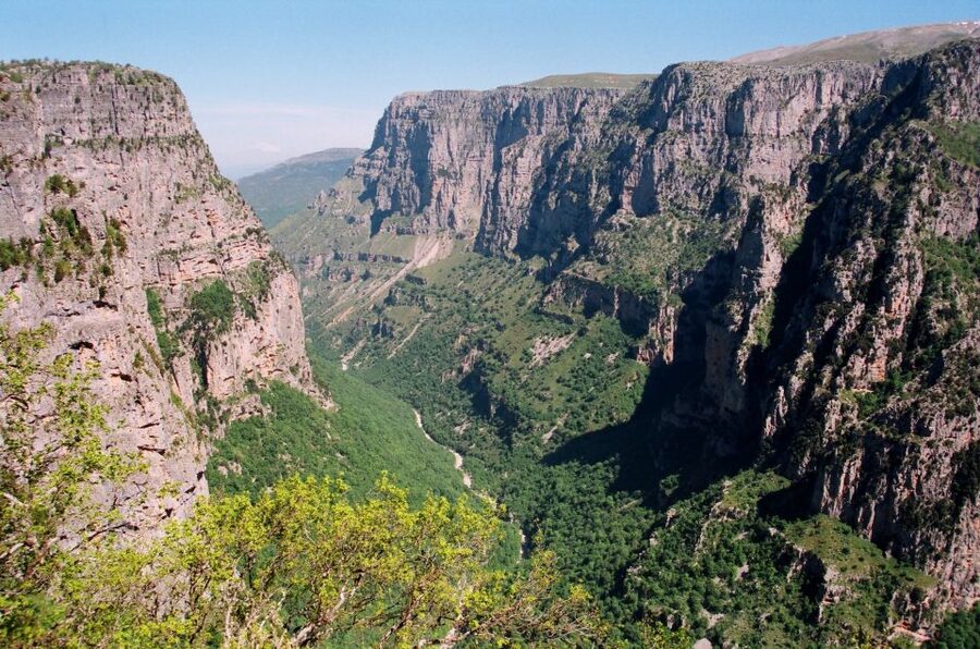 Zagori: Vikos Gorge full-day guided hike - Starting in Monodendri: the downhill that sets the tone
